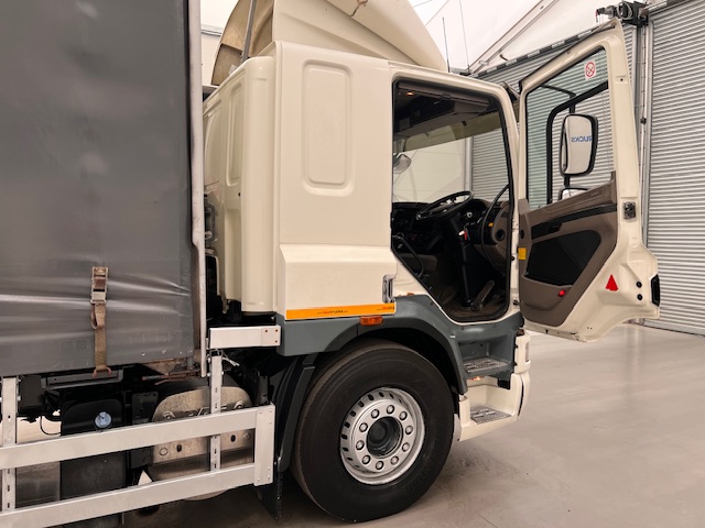 DAF CF75 310 Rear Lift Sleeper Cab Curtainsider