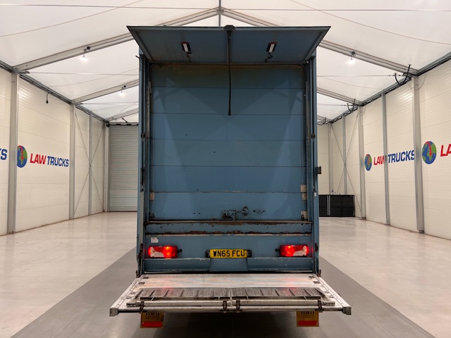 Scania P320 6×2 10 Tyre Rear Lift Insulated Box Van