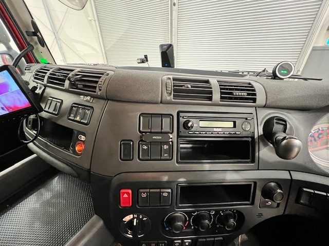 DAF CF 290 6×2 Rear Lift Sleeper Cab Curtainsider