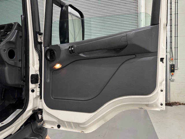 Scania P94 230 4×2 Sleeper Cab Flatbed