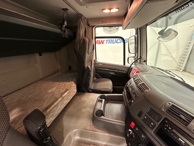 DAF CF 330 6×2 Rear Lift Sleeper Cab Curtainsider