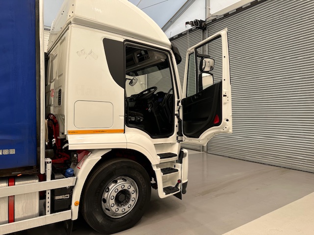 Iveco Stralis 360 6×2 Rear Steer Curtainsider