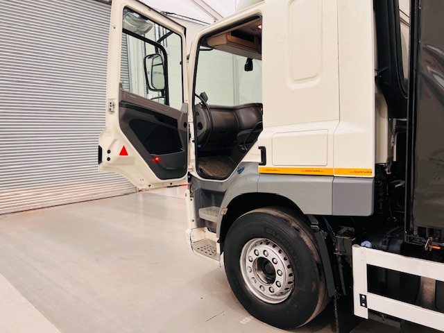 DAF CF 330 6×2 Rear Lift Sleeper Cab Curtainsider