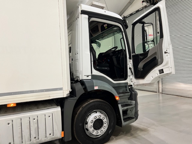 Mercedes Antos 1827 Day Cab Fridge Box