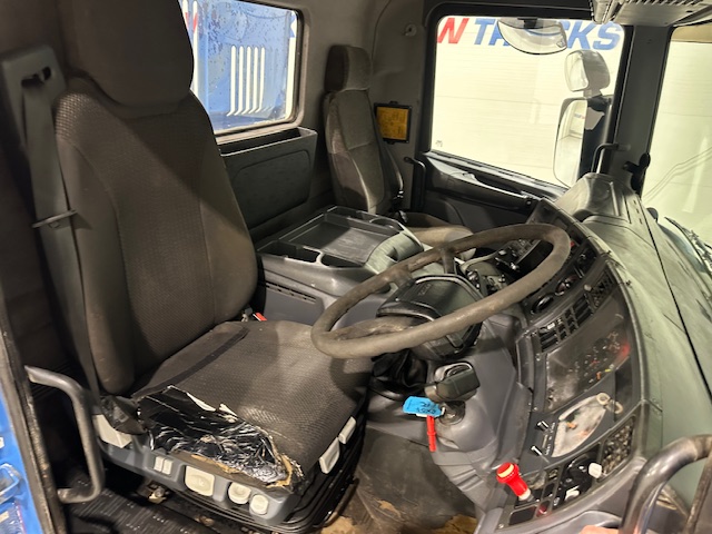 Scania P94 230 4×2 Day Cab Skip Loader