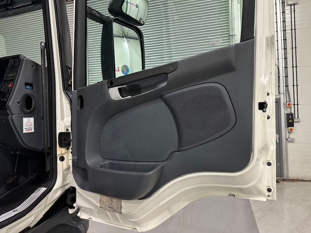 Scania P280 6×2 Rear Lift Day Cab Fridge Box