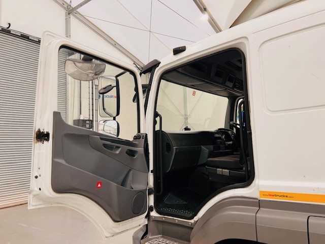 Mercedes Axor 1824 Sleeper Cab Flatbed
