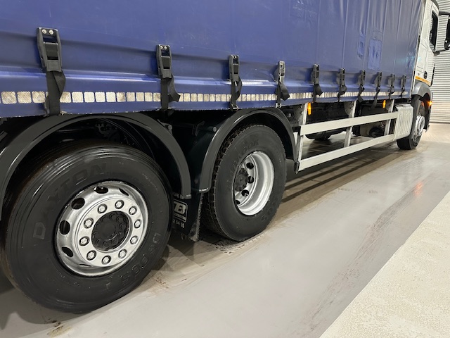 Mercedes Actros 2530 6×2 Sleeper Cab Curtainsider