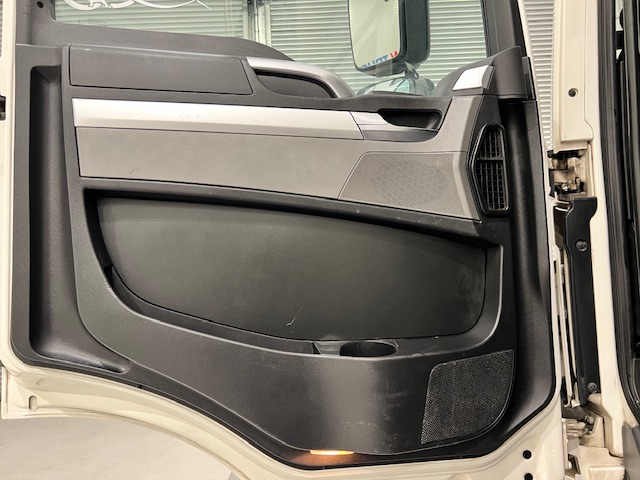 MAN TGM 18.250 4×2 Sleeper Cab Curtainsider