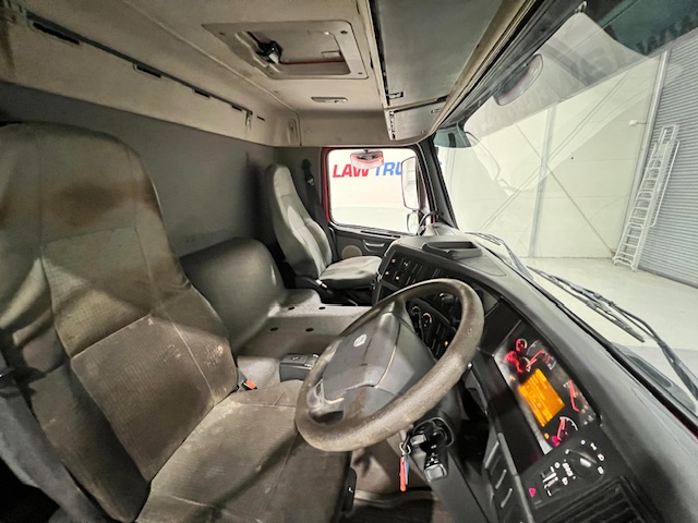Volvo FM12 340 8×4 Day Cab Chassis Cab