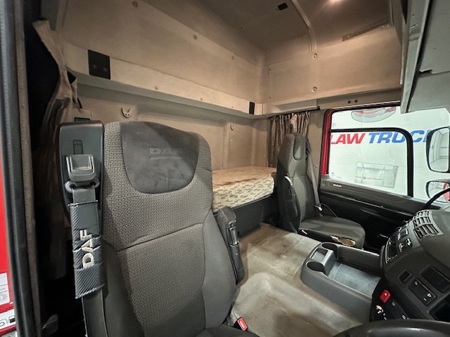 DAF CF 290 6×2 Rear Lift Sleeper Cab Curtainsider