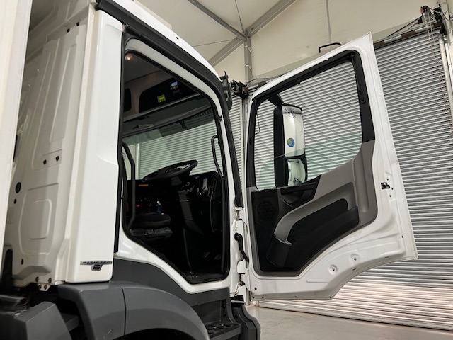 Mercedes Antos 1827 Day Cab Fridge Box