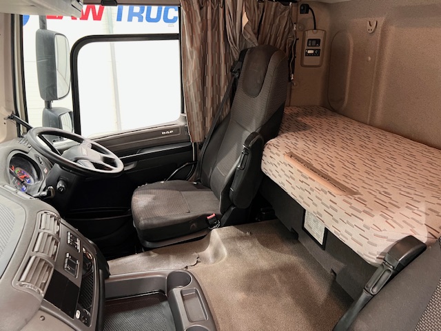 DAF CF 250 Sleeper Cab Curtainsider