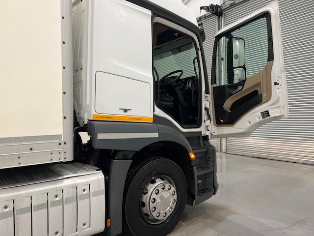 Mercedes Actros 1824 4×2 Sleeper Cab Box Van