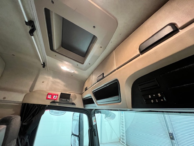 Mercedes Actros 1824 4×2 Sleeper Cab Curtainsider