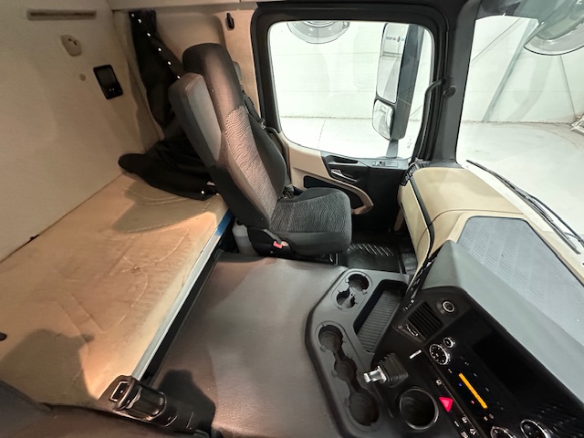 Mercedes Actros 1824 4×2 Sleeper Cab Box Van
