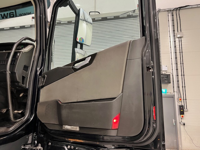 Volvo FH 500 6×2 Midlift Tractor Unit Safari Edition