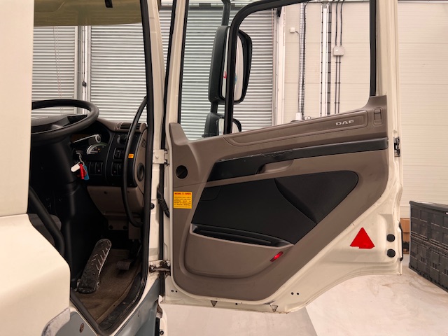 DAF CF75 310 Rear Lift Sleeper Cab Curtainsider