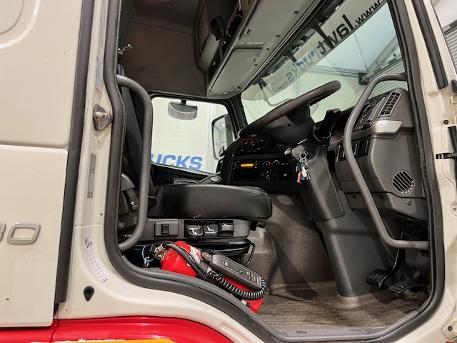 Volvo FM 330 6×2 Rear Lift Sleeper Cab Flatbed