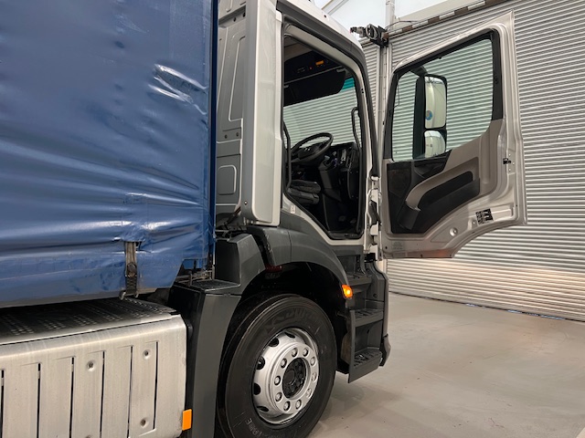 Mercedes Actros 2530 6×2 Day Cab Curtainsider