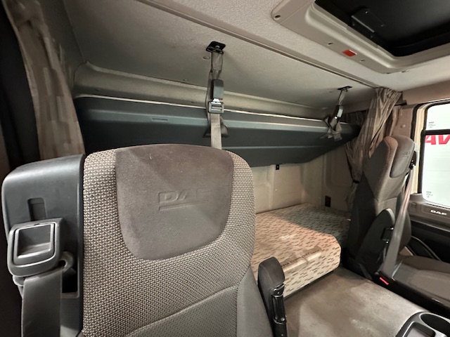 DAF CF 330 6×2 Rear Lift Sleeper Cab Curtainsider