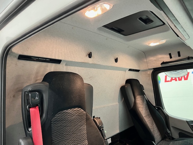 Mercedes Antos 1827 Day Cab Fridge Box