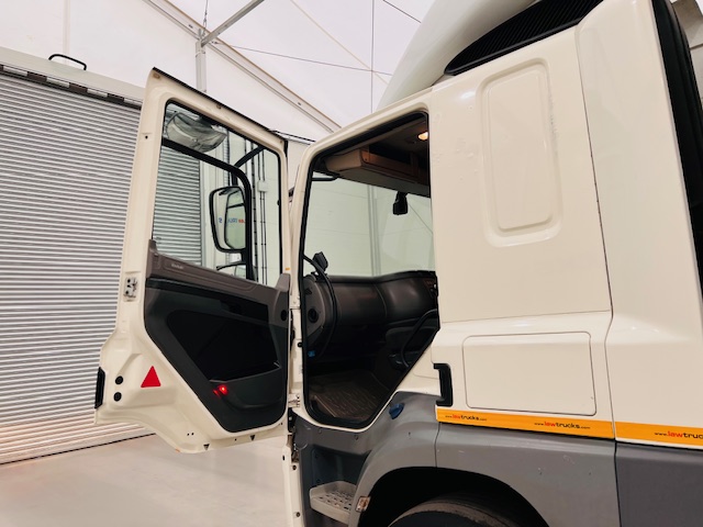 DAF CF 330 6×2 Rear Lift Sleeper Cab Curtainsider
