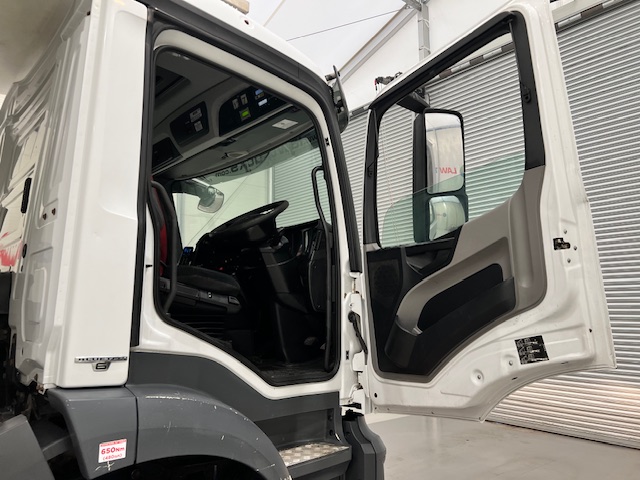 Mercedes Antos 1827 Day Cab Fridge Box
