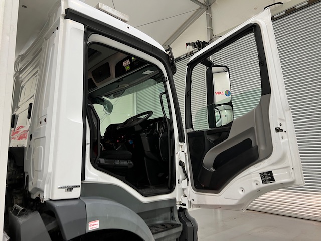 Mercedes Antos 1827 Day Cab Fridge Box