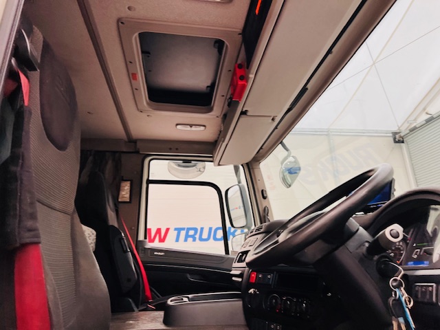 DAF CF 220 4×2 Sleeper Cab Curtainsider