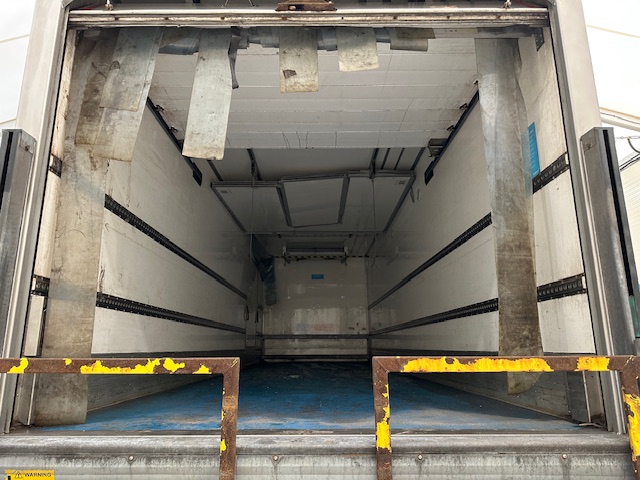 DAF CF 330 6×2 Sleeper Cab Fridge Box