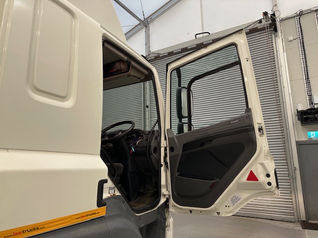 DAF CF 330 6×2 Rear Lift Sleeper Cab Flatbed