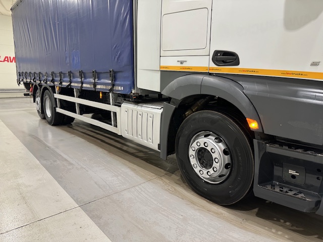 Mercedes Actros 2530 6×2 Sleeper Cab Curtainsider