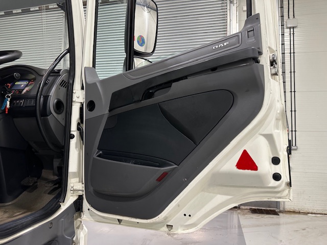 DAF CF 370 6×2 Rear Lift Dropside Brick Grab Manual