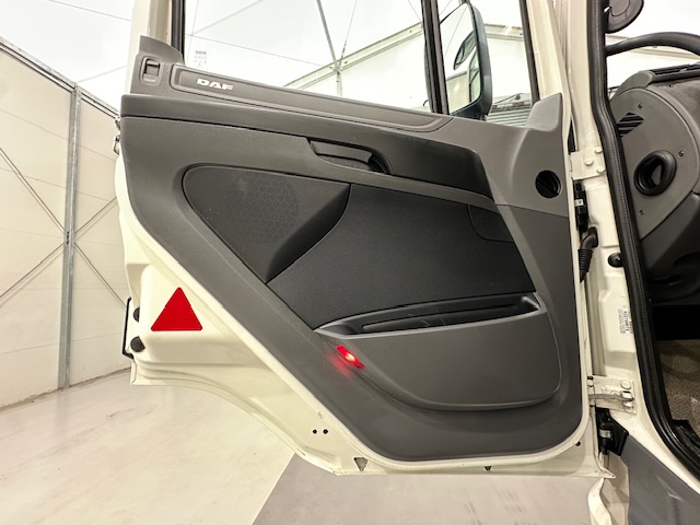 DAF CF 290 6×2 Rear Steer Fridge Box