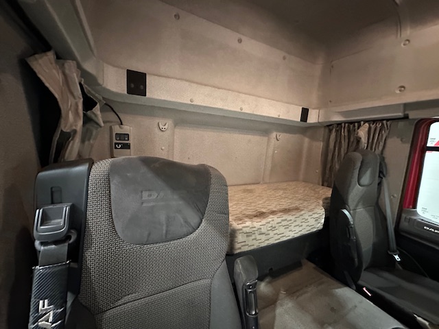 DAF CF 290 6×2 Rear Lift Sleeper Cab Curtainsider