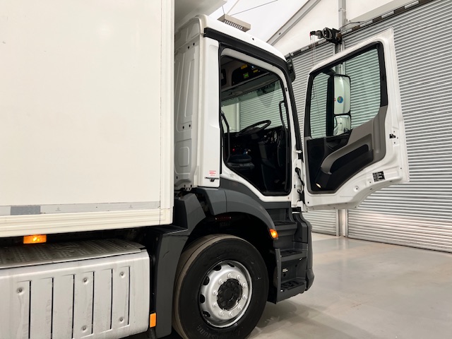 Mercedes Antos 1827 Day Cab Fridge Box
