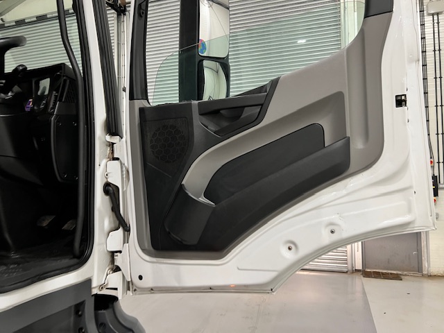 Mercedes Antos 1827 Day Cab Fridge Box