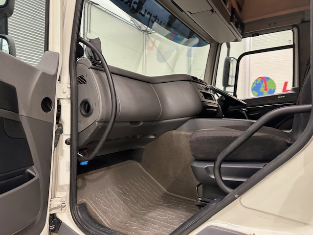 DAF CF 330 6×2 10 Tyre Sleeper Cab Curtainsider