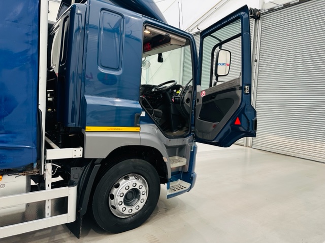 DAF CF 250 4×2 Sleeper Cab Curtainsider