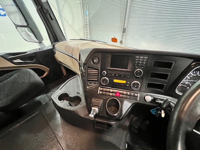 Mercedes Actros 1824 4×2 Sleeper Cab Curtainsider