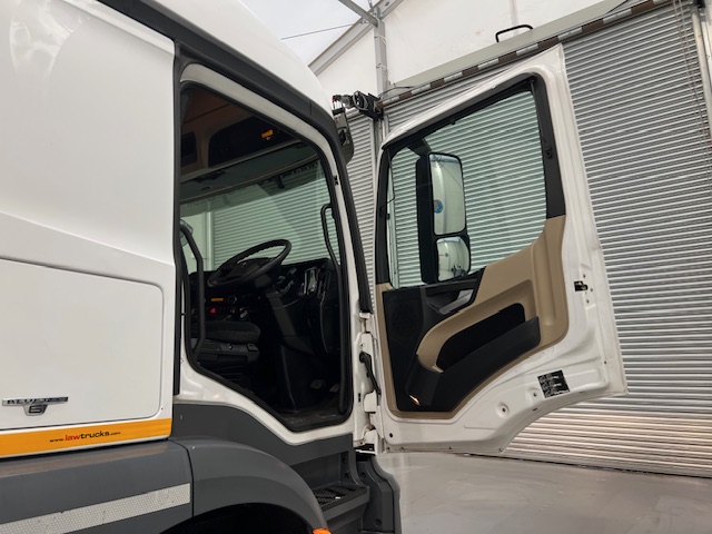 Mercedes Actros 1824 4×2 Sleeper Cab Box Van