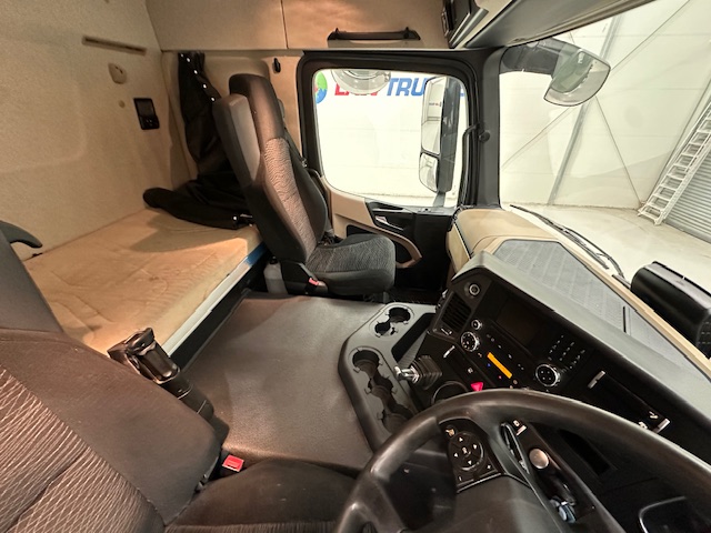 Mercedes Actros 1824 4×2 Sleeper Cab Box Van