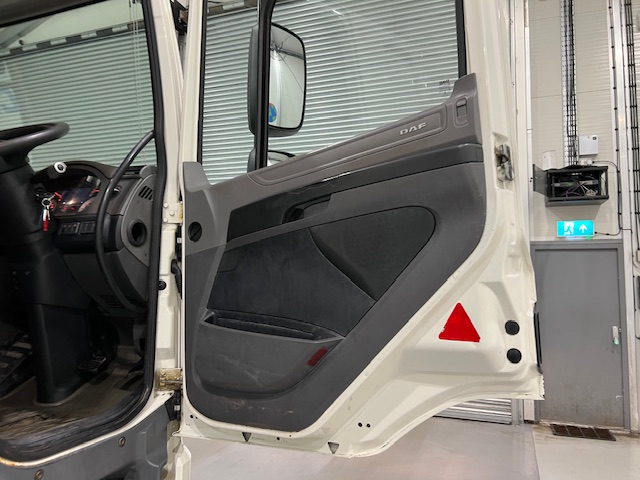 DAF CF 250 4×2 Sleeper Cab Curtainsider