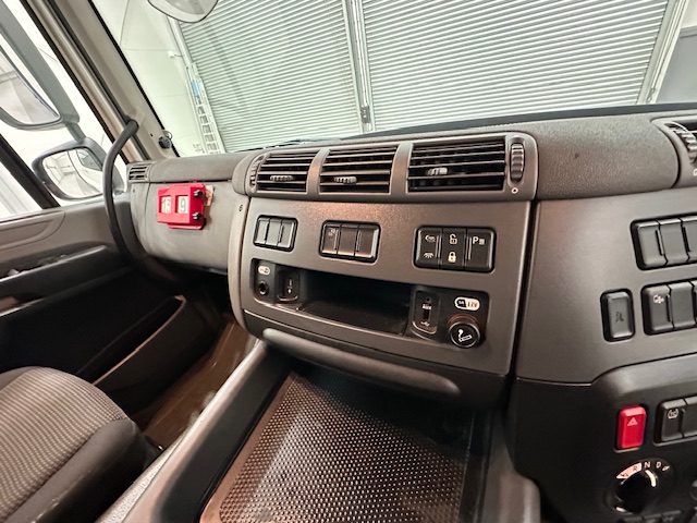 DAF CF 330 6×2 Rear Lift Sleeper Cab Curtainsider