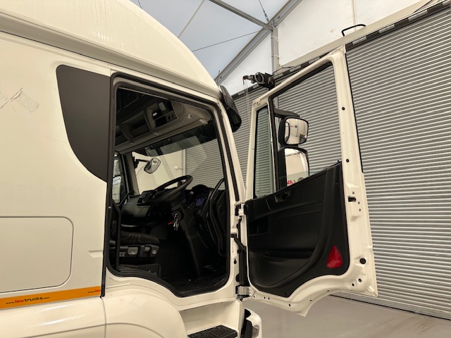 Iveco Stralis 360 6×2 Rear Steer Curtainsider