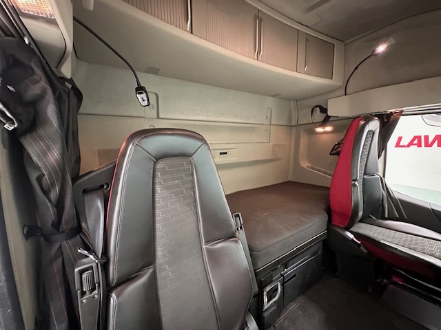 Volvo FH 460 Euro 5 6×2 Tractor Unit Safari Edition