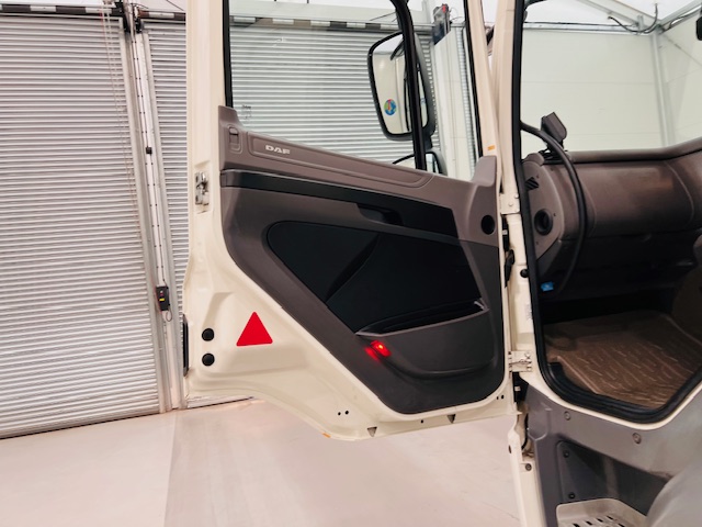 DAF CF 330 6×2 Rear Lift Sleeper Cab Curtainsider