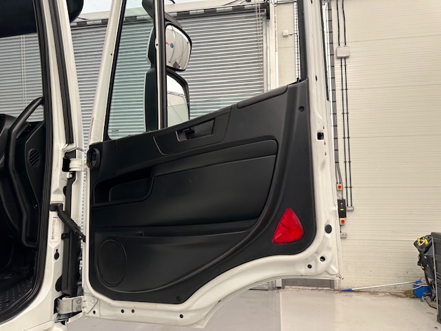 Iveco Stralis 360 6×2 Rear Steer Curtainsider