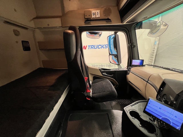 Mercedes Actros 2530 Rear Lift Sleeper Cab Curtainsider
